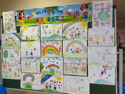       В рамках марафона детства #Детирулят86, посвященного Международному дню защиты детей. В холле ДОУ оформлена выставка детских рисунков «Мы рисуем счастье».