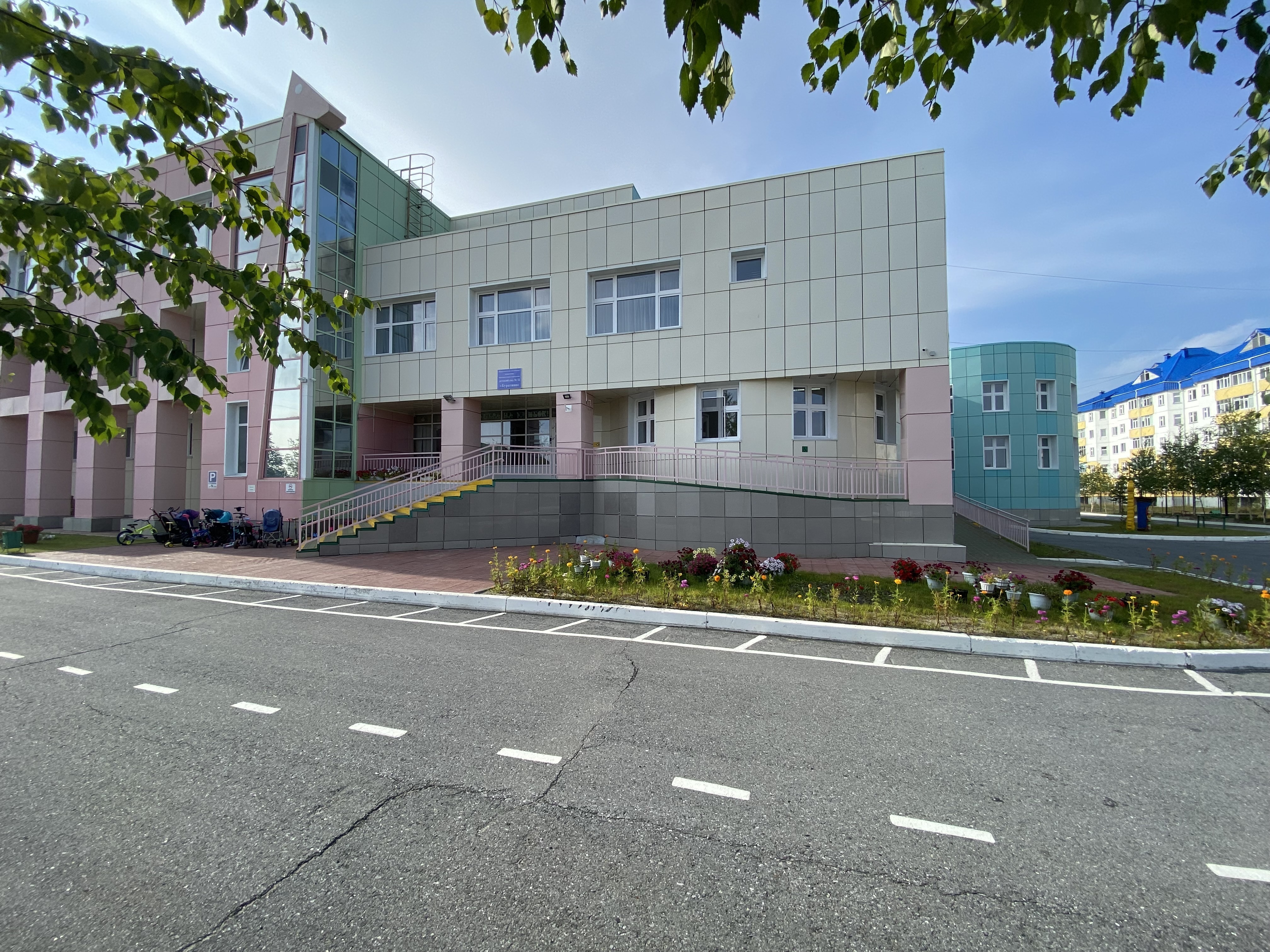 628464, Россия, Тюменская область, Ханты-Мансийский автономный округ – Югра, город Радужный, микрорайон 9, строение 37 (1корпус).