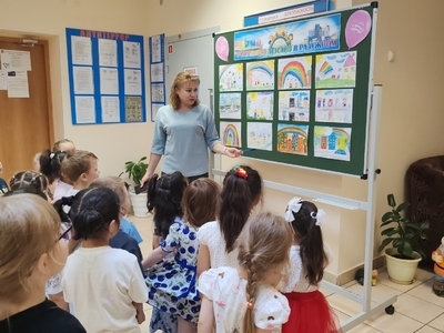 Экскурсия к выставке  детского рисунка "Счастливое детство в Радужном"